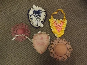 Lot of 5 Vtg Hand Crocheted Hearts & Hats 6-7" Pin Cushions Sewing Pin Pillows - Bild 1 von 7