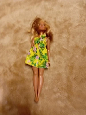 Barbie Doll Fashionistas - Curvy Doll- with Tropical Print Dress — 第 1/4 张图片