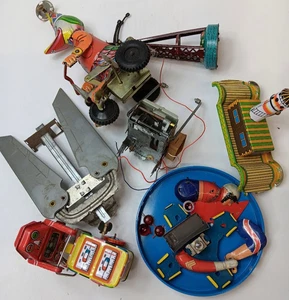 Lot of tin toy parts and pieces.  see pictures - Picture 1 of 3