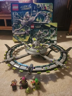 LEGO Alien Mothership (7065) and Minifigure Series 8 Alien Villainess - Image 1 of 4