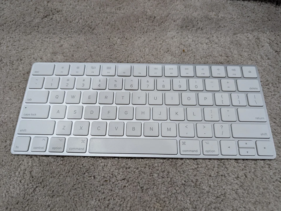 Apple Magic Keyboard A1644 Wireless Bluetooth, White, US English Layout - Image 1 of 4