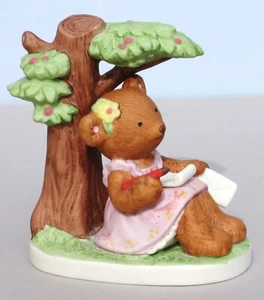 Oso de peluche niña escribiendo carta debajo del árbol porcelana peluches estatuilla Fraser 1984 - Imagen 1 de 6