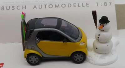 Rara Busch Ho 1/87 Smart City Coupé Gialla + 2 Sci + Pupazzo di Neve #48918 Box - Immagine 1 di 4