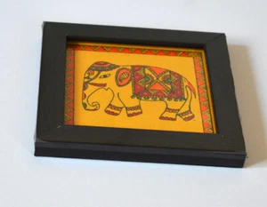 Umweltfreundliches Set aus zwei handbemalten quadratischen Holzuntersetzern Halter aus Indien - Bild 1 von 4