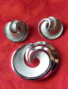 Vintage Crown Trifari Pin Brooch Earring SET Signed Swirl Brushed Silver Tone - Picture 1 of 6