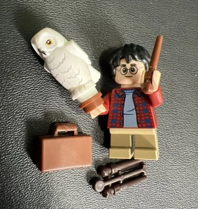 lego minifigures Harry Potter Hedwig Suitcase & 3 Wands 76424 - Picture 1 of 3