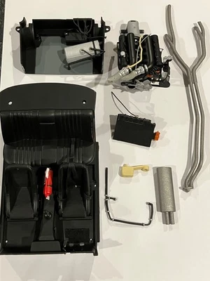 Minichamps 1/18 Mercedes-Benz 300SEL 6.8 peças: assentos interior motor porta-malas etc. - Imagem 1 de 4