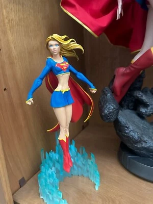 Estatua de SUPERGIRL tamaño completo DC Direct diseñada por Michael Turner Foto 1 de 2