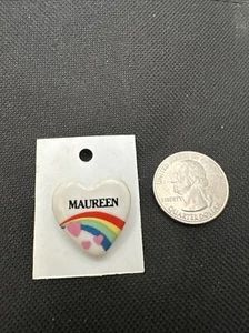 Vintage 80er 80s Regenbogen Herz Namen Pin "Maureen" für Hut Tasche Jacke Shirt - Bild 1 von 2