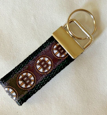 MINI CHAVEIRO FEITO À MÃO decorado com fita BOSTON BRUINS correia preta NHL - Imagem 1 de 2