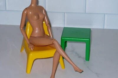 Acessório para Casa dos Sonhos da Boneca Barbie ~ CADEIRA AMARELA IKEA e mesa verde ~ Lote de 2 peças - Imagem 1 de 4