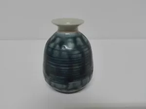 Jarron de porcelana en Miniatura FIRMADO EN BASE. - Imagen 1 de 2