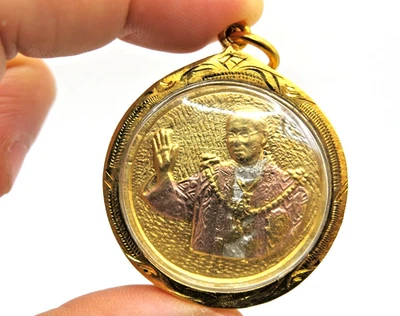 Thai King Rama IX Commemorative Pendant  Waving Hand Design 18k Gold Micron Case - Image 1 of 4