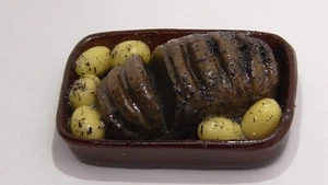 Casa de muñecas comida para asar lata de carne de res y patatas 6712 - Imagen 1 de 1
