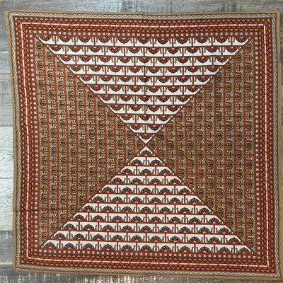 Cachecol quadrado geométrico filigrana vintage anos 60 laranja queimado, branco e marrom 25” X 25” - Imagem 1 de 2