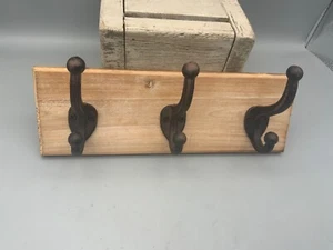 Abrigo de madera estante para sombrero 3 ganchos de metal fundido. Primitive CountryDecor - Imagen 1 de 5