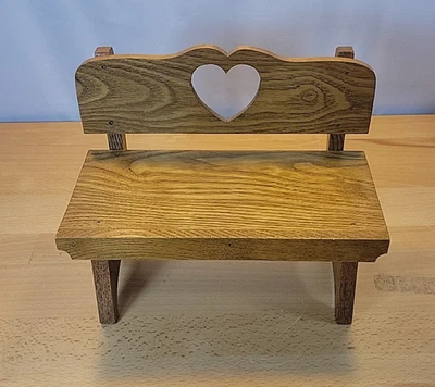 Banco/soporte para maceta vintage pequeño de madera con recorte de corazón para muñecas hecho a mano Foto 1 de 4