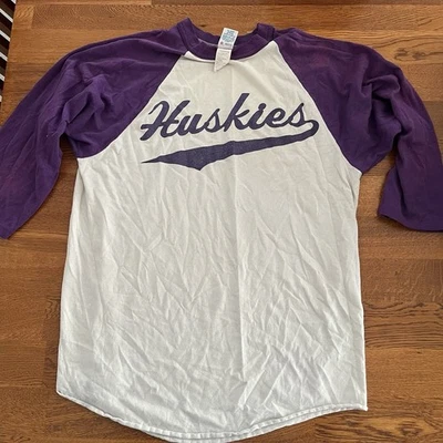 Camiseta Raglán Huskies Años 80 De Colección Púrpura Blanca Manga 3/4 Hecha en EE. UU. Foto 1 de 4
