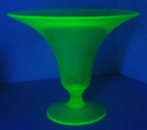 c1925-33 FOSTORIA #2292 GREEN ROYAL #273 ETCHED flared 7" VASE-URANIUM GLASS - Picture 1 of 10