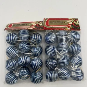 24 Pequeños Bombillas Adorno Navidad Satinado Envueltas Seda Azul/Blanco Rayas NUEVO - Imagen 1 de 3