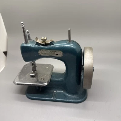 Máquina de coser de juguete vintage Stitch Mistress nº 49 Foto 1 de 4