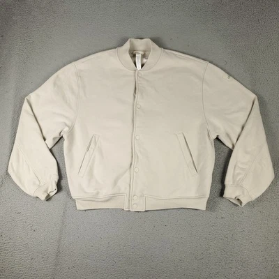 Chaqueta Alo Yoga Para Hombres Grande Beige Chaqueta Universitaria Reconocida Bombardero Abotonada * Foto 1 de 4