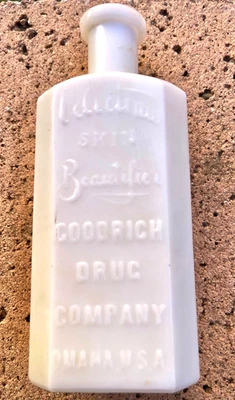 Bonito embellecedor de piel Velvetina botella de vidrio con leche vintage Goodrich Drug Company Foto 1 de 4