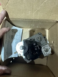 White Rodgers 36E96 211 HVAC Furnace Gas Valve C340059P01 New - Picture 1 of 2