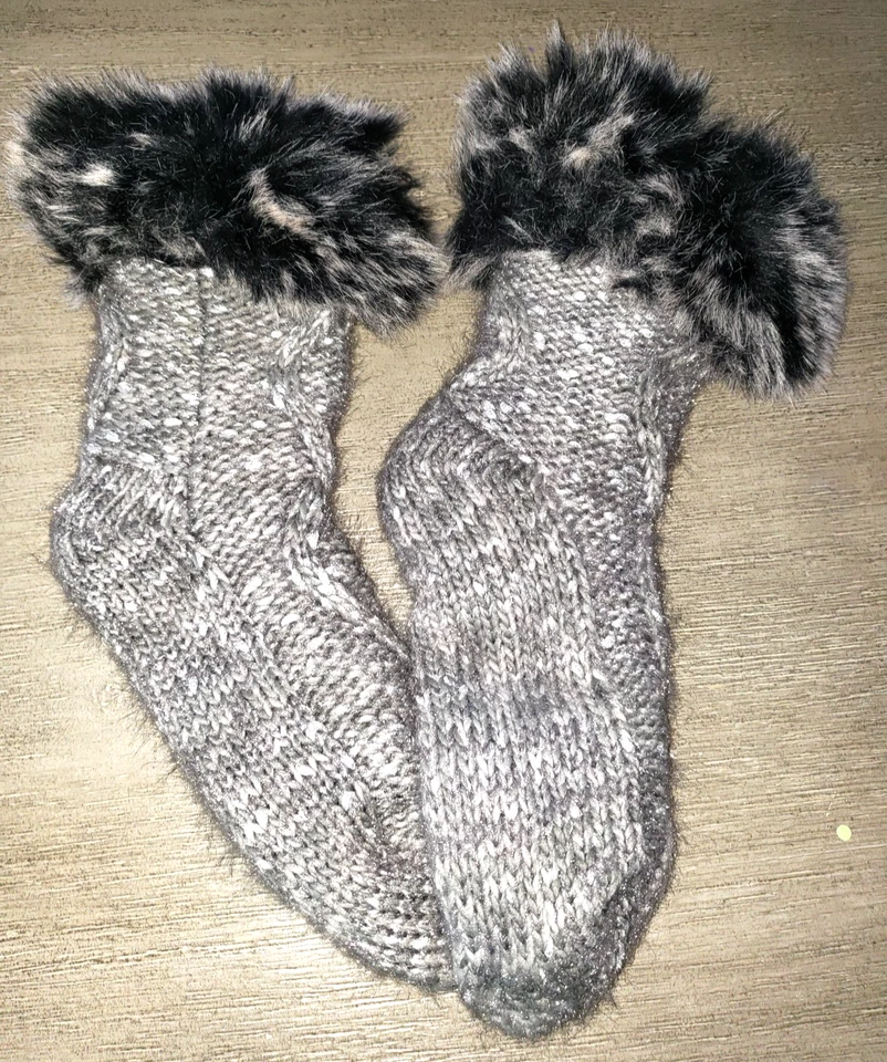 mujeres NUEVO CON ETIQUETAS PUNTO GRIS FELPA ZAPATILLAS CALCETINES PUÑOS PIEL SINTÉTICA talla única IDEA DE REGALO Foto 1 de 1