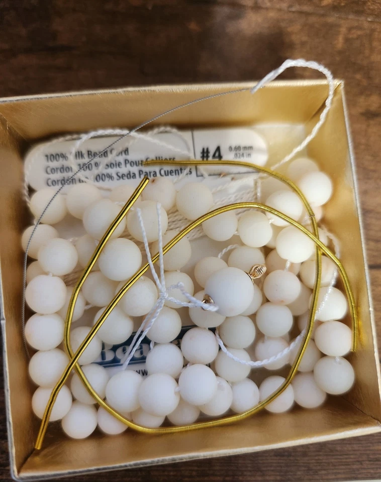 Contas de coral branco pele angular ouro amarelo 14k.  Need To Be Rethread - Imagem 1 de 4