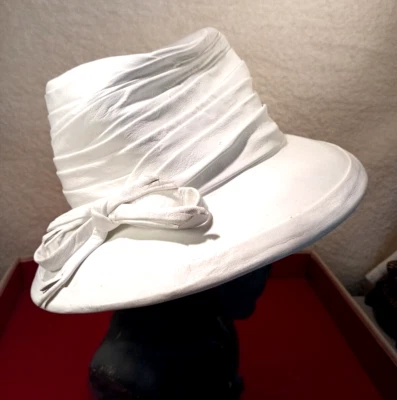 SOMBRERO CUBO VINTAGE MOD RETO CUERO BLANCO WILSON HOUSE OF SUEI BEVERLY HILLS CAL Foto 1 de 4