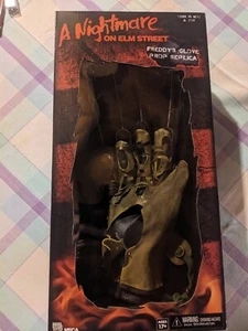 Replica Freddy Krueger Glove Nightmare On Elm Street 1984 Film Neca Sealed - Picture 1 of 5