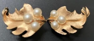 Pendientes con clip trifari firmados vintage con perlas sintéticas en tono dorado - Imagen 1 de 2