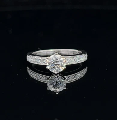Tiffany & Co. Anillo de platino de 0,84 quilates redondo brillante diamante GIA 6 puntas canal Foto 1 de 4