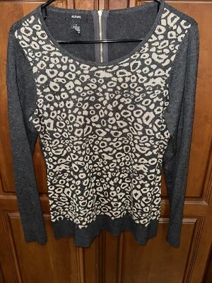 Suéter Alfani Gris Con Estrás Dorado Metálico Estampado Animal, Talla Pequeña Usado en Excelente Condición Foto 1 de 4