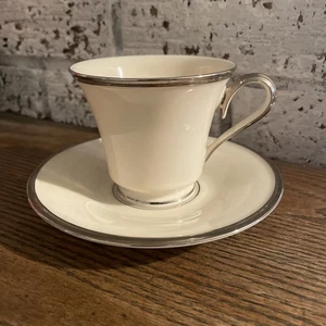 Lenox Solitaire Platinum Tasse und Untertasse mit Fuß Set Tee oder Kaffeetasse - Bild 1 von 9