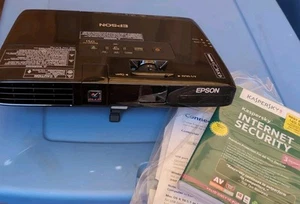 Epson PowerLite 1751 3LCD Projector HD 1080p HDMI Portable H479A - Picture 1 of 7