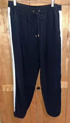 Pantalones de chándal Michael Kors para mujer grandes negros con rayas laterales blancas Foto 1 de 4