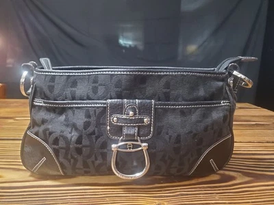 Bolsa satchel Etienne Aigner assinatura logotipo preta com acabamento em couro sintético - Imagem 1 de 4