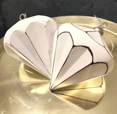 Adornos navideños vintage geométricos de diamantes blancos, rojos, plateados, Allen & Roth Foto 1 de 4