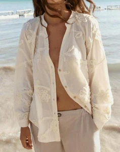 CAMISA FLORAL ZARA CRUDO CUELLO RANURA TEJIDO TEXTURIZADO BLUSA BORDADA CON BOTONES S - Imagen 1 de 24