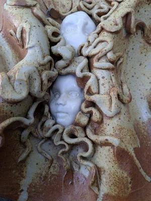 Escultura de pared firmada estilo decorativo figurativo italiano de gres de 2 caras Foto 1 de 4