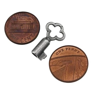 PICCOLA CHIAVE IN LATTA con fiocco QUADRAFOGLIO 7/8" - chiave antica in miniatura - ref.k113 - Foto 1 di 5