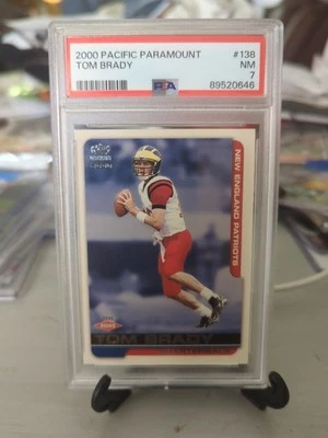 TOM BRADY 2000 PACIFIC PARAMOUNT ROOKIE #138 PSA 7 - Imagem 1 de 2