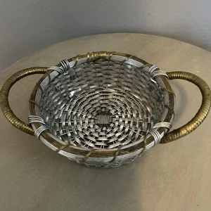 ALUMINIUM & MESSING VINTAGE GEFLOCHTEN DEKO KORB MIT SEITLICHEN GRIFFEN, 6,5" X 9,5" - Bild 1 von 4