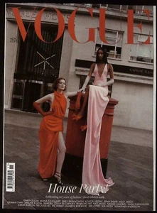 VOGUE UK 11/2023 House Party KAREN ELSON & MONA TOUGAARD Angelina Jolie @ N/NEUWERTIG - Bild 1 von 11
