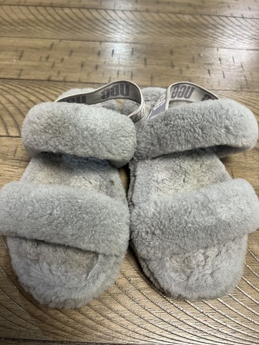 Sandalo UGG Fluff Yeah Slingback grigio cinturino logo pantofole shearling gioventù 2 carino