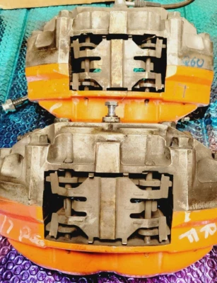 Pinzas de freno delanteras Infiniti Q60 2017-2022 Akebono Foto 1 de 4