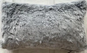 ALMOHADA DECORATIVA DE PIEL SINTÉTICA COLECCIÓN HUDSON PARK GRIS NUEVA CON ETIQUETAS PRECIO DE VENTA SUGERIDO POR EL FABRICANTE $100 - Imagen 1 de 4
