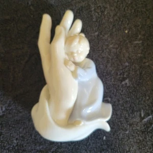 valencia collection figurine: Child In Palm Of Hand - Picture 1 of 5